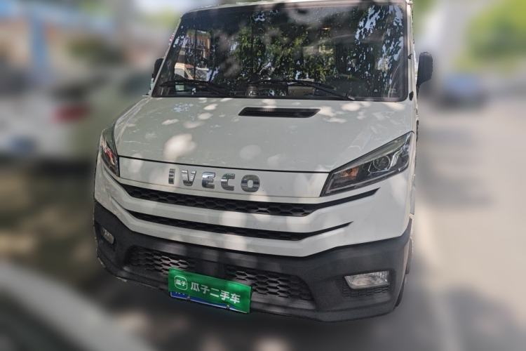 Used Iveco Daily 2023 2.5T A35M1 Short Wheelbase Low-Roof Double-Door Side-Swing Van with 5–9 Seats Front