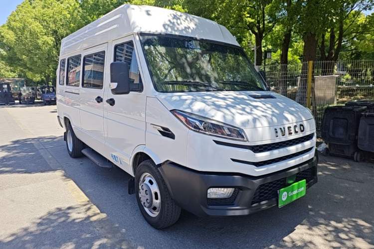 Used Iveco Daily 2023 2.5T A37M1 Long Wheelbase Mid-Roof Dual-Tire Side-Sliding Doors 5-9 Seats Front Right 45 Deg