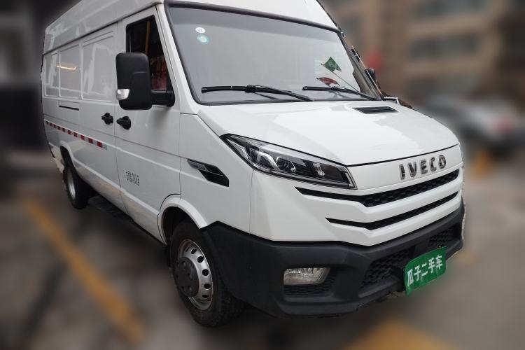 Used Iveco Daily 2023 2.8T V40 Van Long Wheelbase Mid-Roof Dual Tires Manual Doors 2-3 Seater Front Right 45 Deg