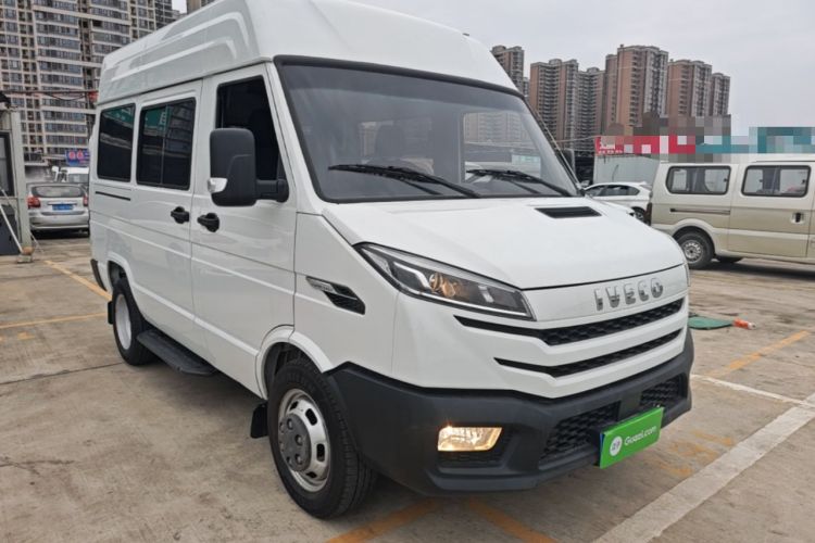 Used Iveco Daily 2023 2.5T A35M1 Short Wheelbase Mid-Roof Dual Tire Side-Sliding Doors 5–9 Seats Front Right 45 Deg