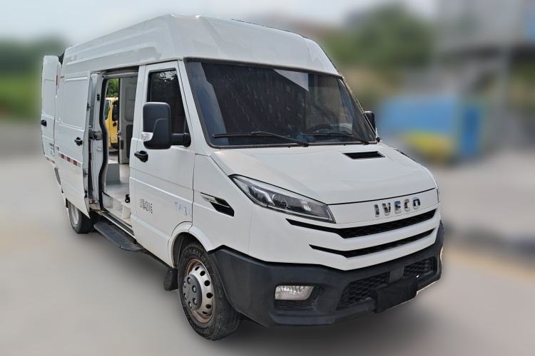 Used Iveco Daily 2023 2.5T V37 Van Long Wheelbase Mid-Roof Dual Tires Manual Doors 2-3 Seater Front Right 45 Deg
