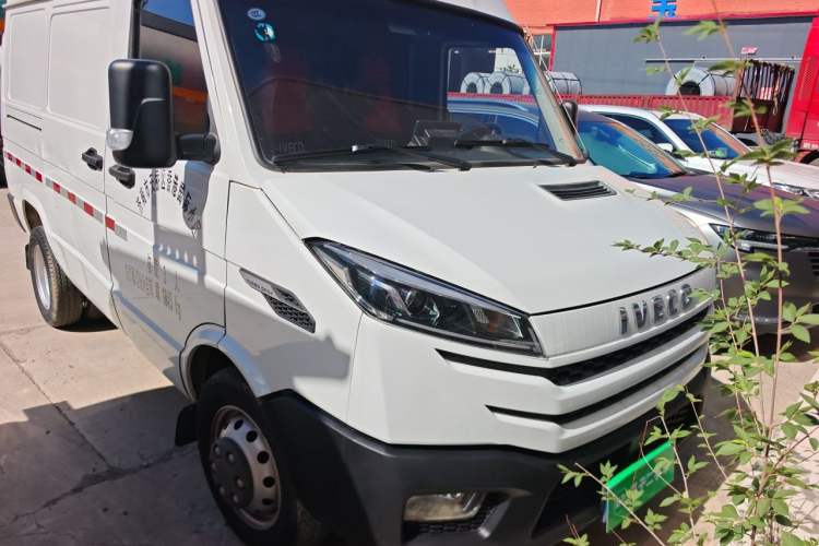 Used Iveco Daily 2023 2.5T V35 Van Short Wheelbase Mid-Roof Design Dual Tires Side-Swing Doors 2-3 Seater Front Right 45 Deg