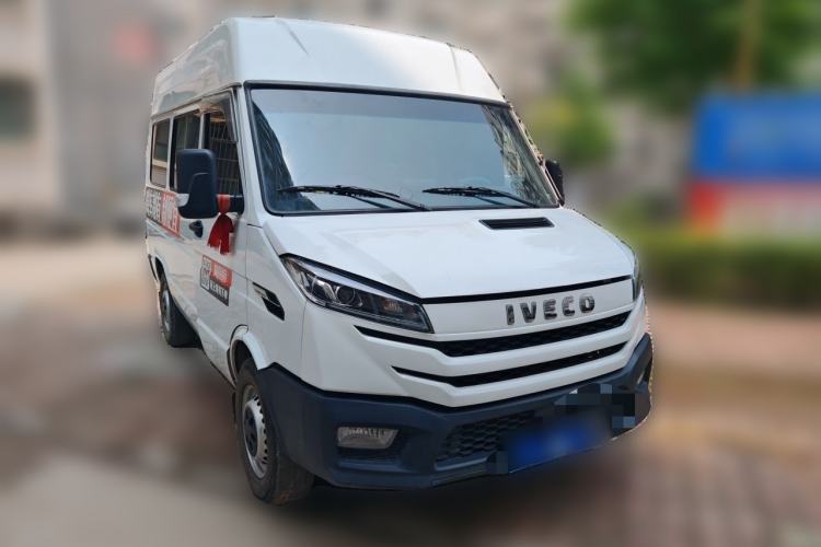 Used Iveco Daily 2023 2.5T A35M1 Short Wheelbase Mid-Height Single-Tire Manual Door – 5 to 9 Seats Front Right 45 Deg