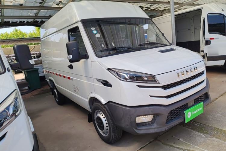 Used Iveco Daily 2023 2.5T V35 Van Short Wheelbase Mid-Roof Single-Tire Manual Door – 2-3 Seater Front Right 45 Deg