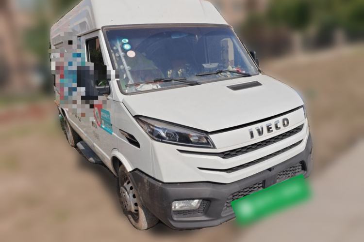 Used Iveco Daily 2023 2.5T V37 Van Long Wheelbase Mid-Roof Design Dual Tires Side-Swing Doors 2-3 Seater Front Right 45 Deg