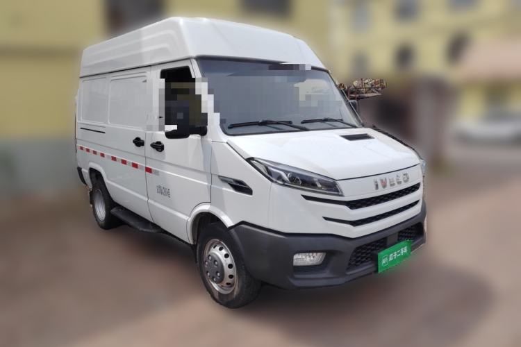 Used Iveco Daily 2023 2.5T V35 Van Short Wheelbase Mid-Roof Design Dual Tires Side-Swing Doors 2-3 Seater Front Right 45 Deg