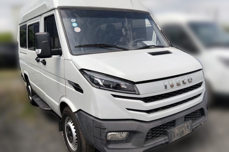 Used Iveco Daily 2023 2.5T A35M1 Short Wheelbase Low-Roof Single-Tire Side-Sliding Door 5-9 Seats Front Right 45 Deg