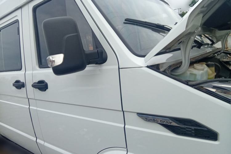 Used Iveco Daily 2023 2.5T A37M1 Long Wheelbase Mid-Roof Dual-Tire Side-Sliding Doors 5-9 Seats Front Right 45 Deg