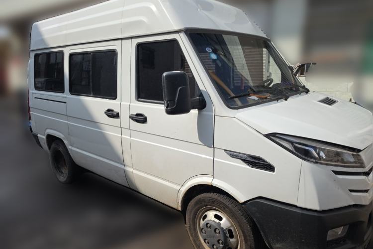 Used Iveco Daily 2023 2.5T A35M1 Short Wheelbase Mid-Height Dual-Tire Manual Door 5-9 Seater Front Right 45 Deg