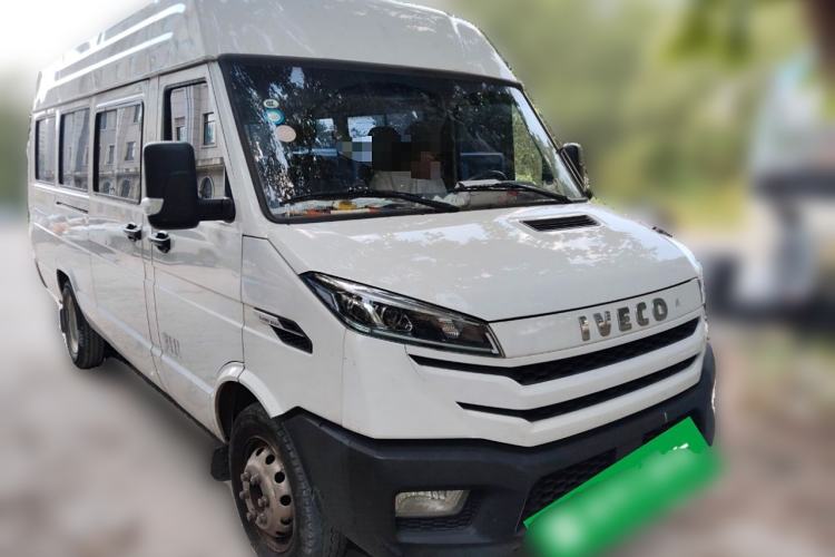 Used Iveco Daily 2023 2.5T V40 Van Long Wheelbase Mid-Roof Design Dual Tires Side-Swing Doors 2-3 Seater Front Right 45 Deg
