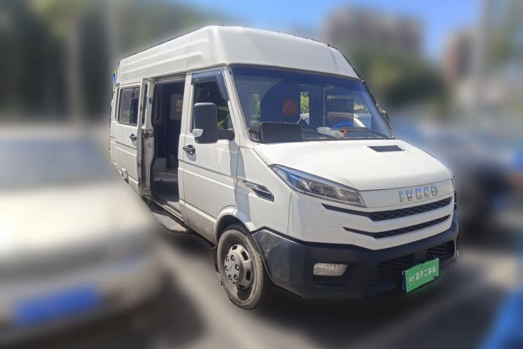 Used Iveco Daily 2023 2.5T A37M1 Long Wheelbase Mid-Roof Dual-Tire Manual-Shift 5-9 Seater Front Right 45 Deg