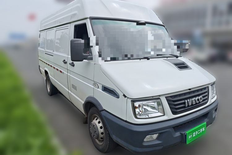 Used Iveco Daily 2023 2.5T V40 Van Long Wheelbase Mid-Roof Design Dual Tires Side-Swing Doors 2-3 Seater Front Right 45 Deg