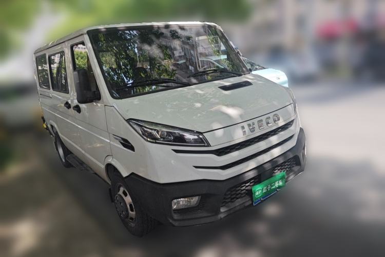 Used Iveco Daily 2023 2.5T A35M1 Short Wheelbase Low-Roof Double-Door Side-Swing Van with 5–9 Seats Front Right 45 Deg