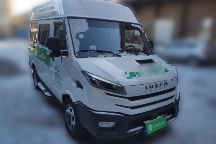 Used Iveco Daily 2023 2.5T A35M1 Multi-Purpose Passenger Vehicle Short Wheelbase Mid-Roof Design Dual Side Sliding Doors Automatic Transmission Front Right 45 Deg