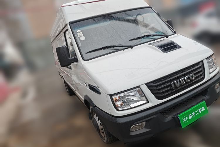 Used Iveco Daily 2023 2.5T V40 Van Long Wheelbase Mid-Roof Design Dual Tires Side-Swing Doors 2-3 Seater Front Right 45 Deg
