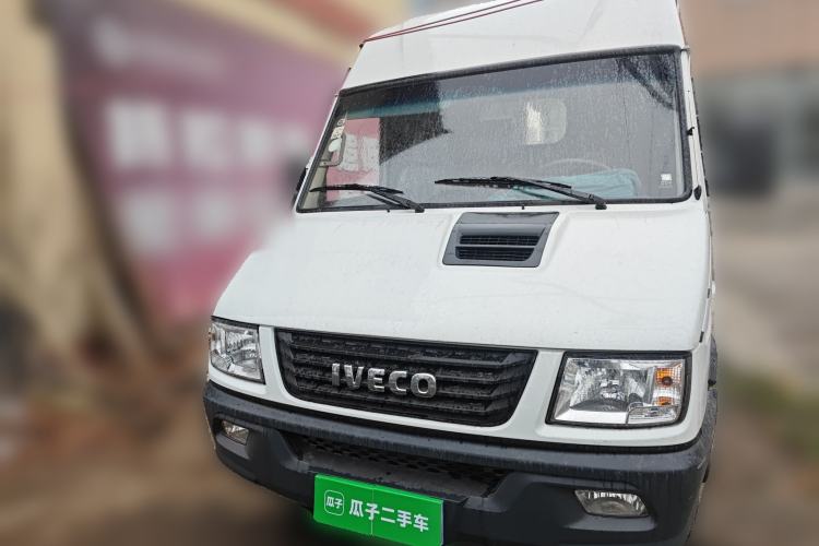 Used Iveco Daily 2023 2.5T V40 Van Long Wheelbase Mid-Roof Design Dual Tires Side-Swing Doors 2-3 Seater Front