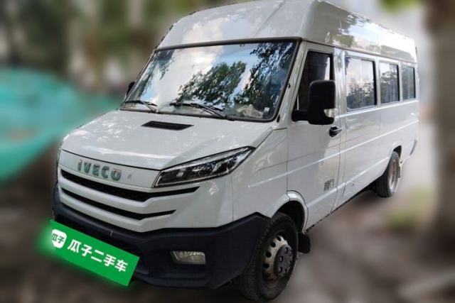 Used Iveco Daily 2023 2.5T V40 Van Long Wheelbase Mid-Roof Design Dual Tires Side-Swing Doors 2-3 Seater
