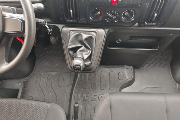 Used Iveco Daily 2023 2.5T A35M1 Short Wheelbase Mid-Roof Dual Tire Side-Sliding Doors 5–9 Seats Gear Lever