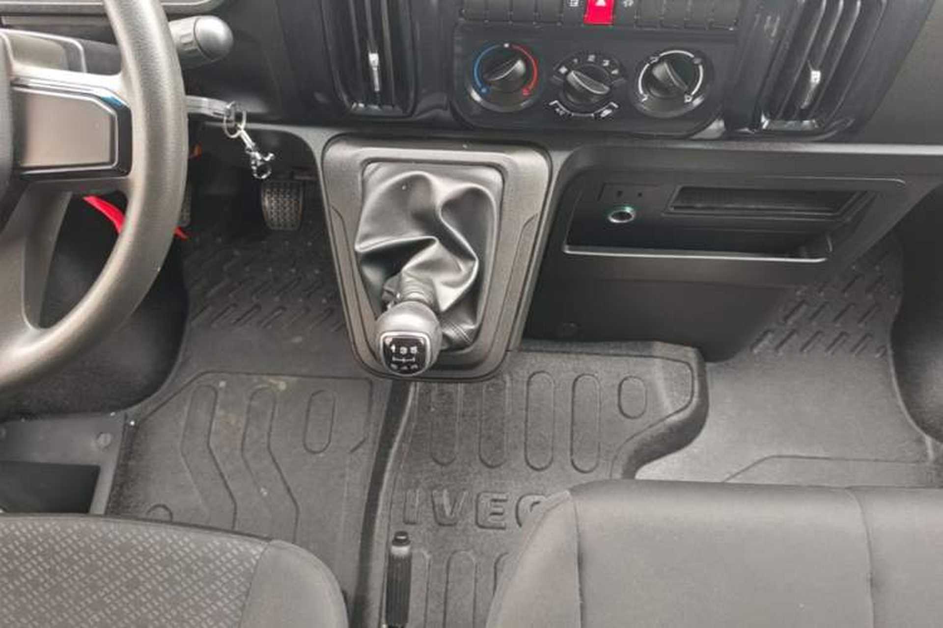 Used Iveco Daily 2023 2.5T A35M1 Short Wheelbase Mid-Roof Dual Tire Side-Sliding Doors 5–9 Seats Gear Lever