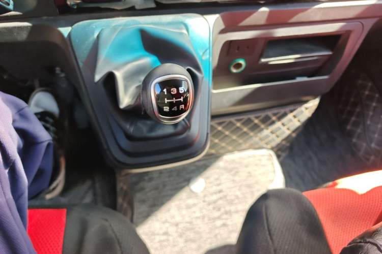 Used Iveco Daily 2023 2.5T V35 Van Short Wheelbase Mid-Roof Design Dual Tires Side-Swing Doors 2-3 Seater Gear Lever