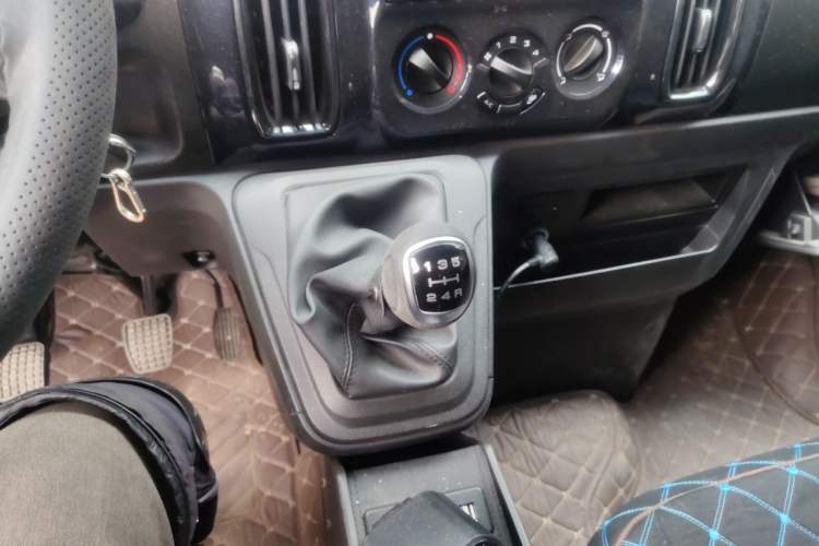 Used Iveco Daily 2023 2.5T A35M1 Short Wheelbase Mid-Height Single-Tire Manual Door – 5 to 9 Seats Gear Lever