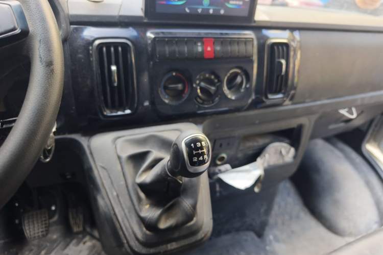 Used Iveco Daily 2023 2.8T V35 Van Short Wheelbase Low Roof Dual Tires Side-Swing Doors 2-3 Seater Gear Lever
