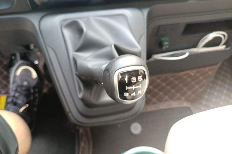 Used Iveco Daily 2023 2.5T A35M1 Short Wheelbase Mid-Height Dual-Tire Manual Door 5-9 Seater Gear Lever