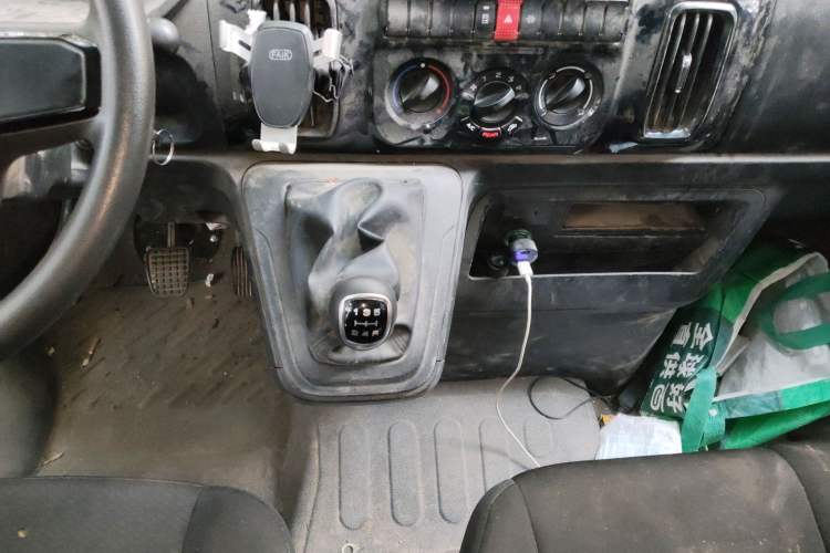 Used Iveco Daily 2023 2.5T V40 Van Long Wheelbase Mid-Roof Design Dual Tires Side-Swing Doors 2-3 Seater Gear Lever