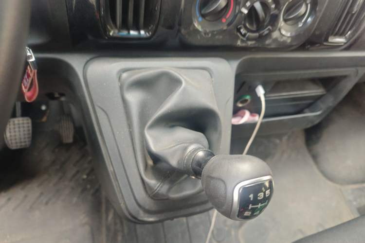 Used Iveco Daily 2023 2.5T A35M1 Short Wheelbase Mid-Roof Dual Tire Side-Sliding Doors 5–9 Seats Gear Lever