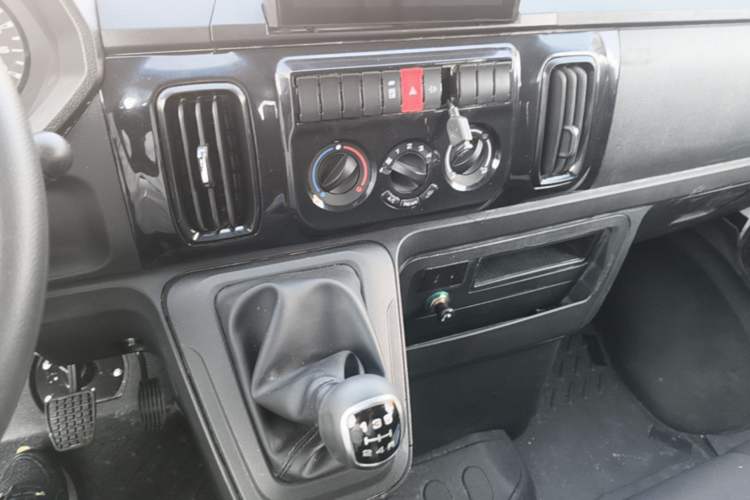 Used Iveco Daily 2023 2.5T V40 Van Long Wheelbase Mid-Roof Design Dual Tires Side-Swing Doors 2-3 Seater Gear Lever