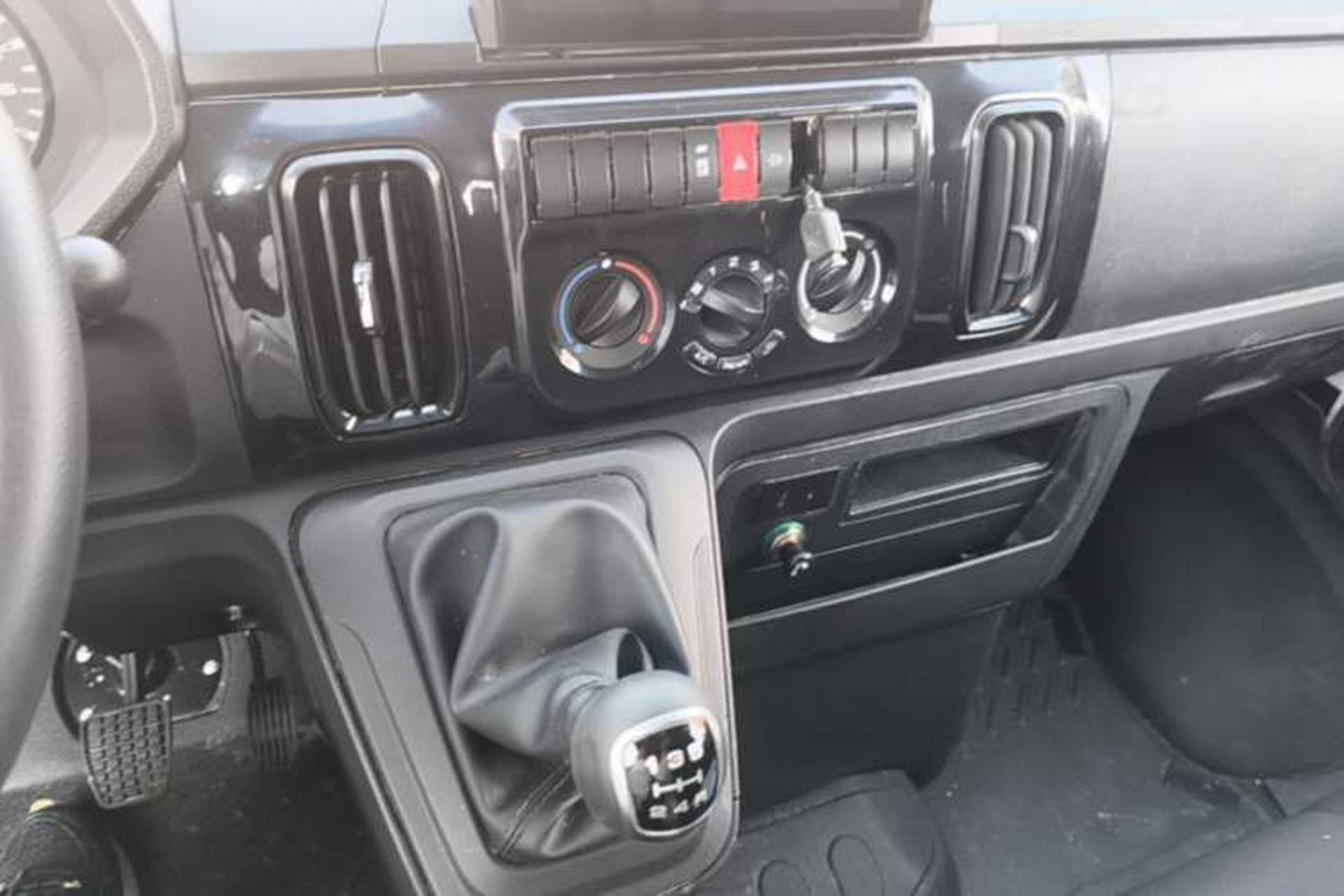 Used Iveco Daily 2023 2.5T V40 Van Long Wheelbase Mid-Roof Design Dual Tires Side-Swing Doors 2-3 Seater Gear Lever