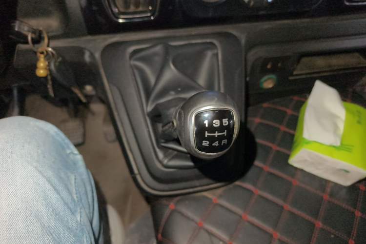 Used Iveco Daily 2023 2.5T V40 Van Long Wheelbase Mid-Roof Dual Tires Manual Doors 2-3 Seater Gear Lever