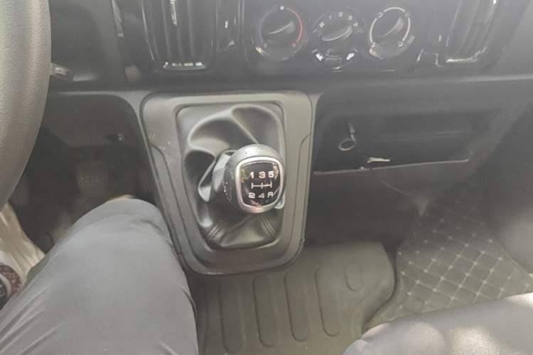 Used Iveco Daily 2023 2.5T A35M1 Short Wheelbase Low-Roof Double-Door Side-Swing Van with 5–9 Seats Gear Lever