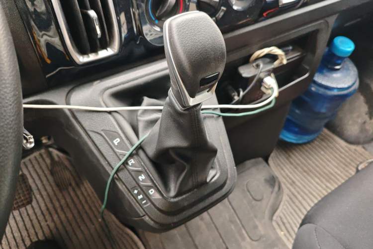 Used Iveco Daily 2023 2.5T A37M1 Multi-Purpose Passenger Vehicle Long Wheelbase Mid-Roof Design Dual Side Sliding Doors Automatic Transmission Gear Lever