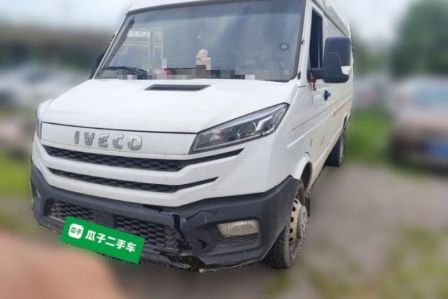 Used Iveco Daily 2023 2.8T V40 Van Long Wheelbase Mid-Roof Design Dual Tires Side-Swing Doors 2-3 Seater