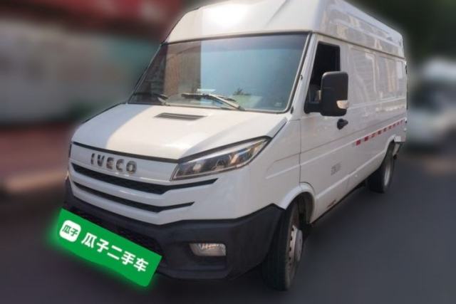 Used Iveco Daily 2023 2.5T V37 Van Long Wheelbase Mid-Roof Design Dual Tires Side-Swing Doors 2-3 Seater