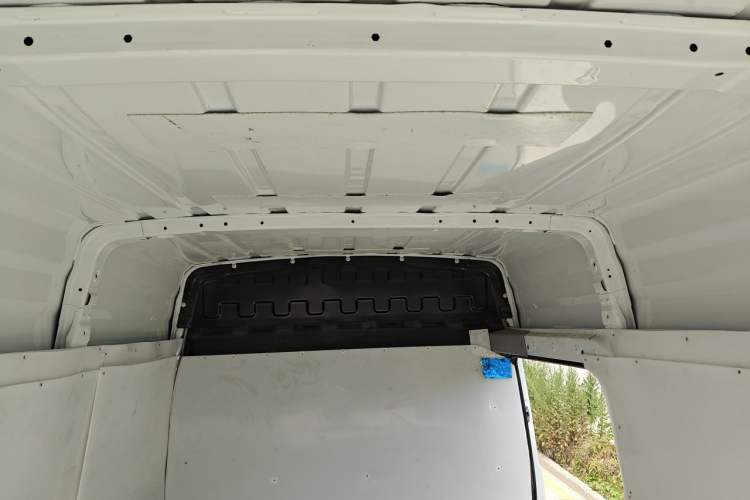 Used Iveco Daily 2023 2.5T V37 Van Long Wheelbase Mid-Roof Dual Tires Manual Doors 2-3 Seater Headliner