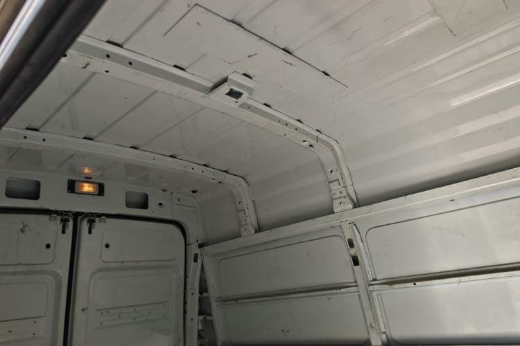 Used Iveco Daily 2023 2.5T V35 Van Short Wheelbase Mid-Roof Design Dual Tires Side-Swing Doors 2-3 Seater Headliner