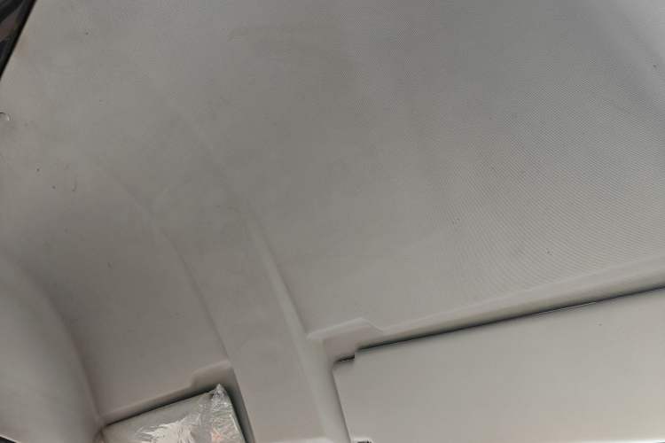 Used Iveco Daily 2023 2.5T V37 Van Long Wheelbase Mid-Roof Design Dual Tires Side-Swing Doors 2-3 Seater Headliner