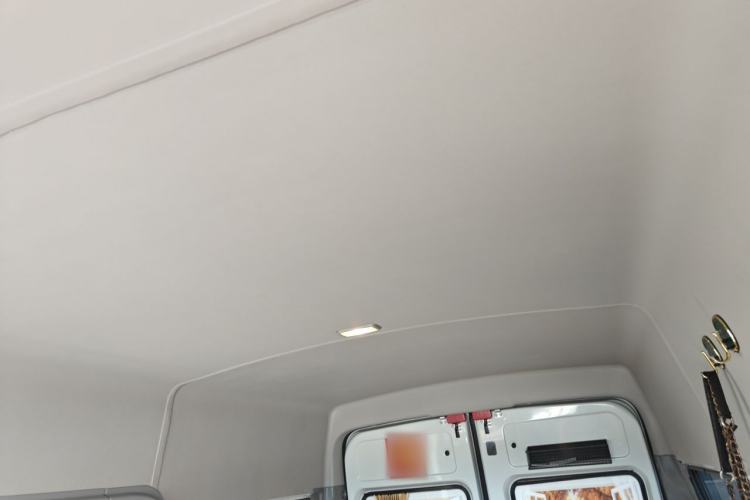 Used Iveco Daily 2023 2.5T A35M1 Short Wheelbase Mid-Height Single-Tire Side-Sliding Door 5–9 Seats Headliner