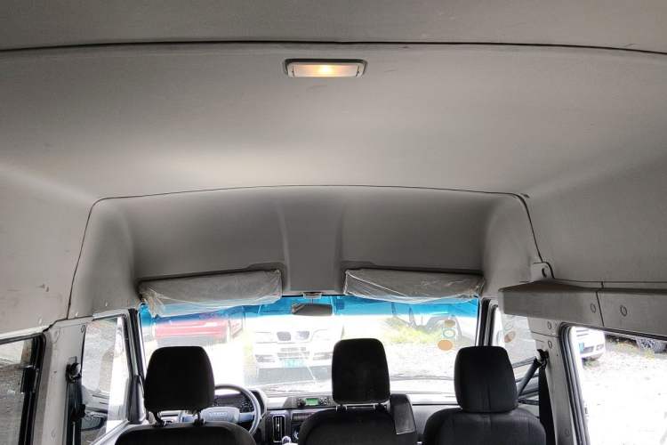 Used Iveco Daily 2023 2.5T A35M1 Short Wheelbase Low-Roof Single-Tire Side-Sliding Door 5-9 Seats Headliner