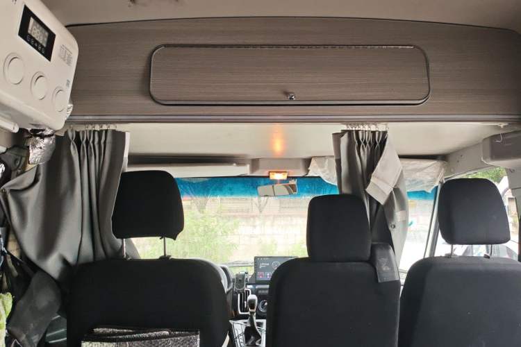 Used Iveco Daily 2023 2.5T A37M1 Multi-Purpose Passenger Vehicle Long Wheelbase Mid-Roof Design Dual Side Sliding Doors Automatic Transmission Headliner