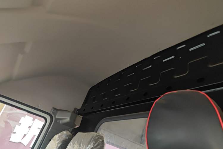 Used Iveco Daily 2023 2.5T V40 Van Long Wheelbase Mid-Roof Design Dual Tires Side-Swing Doors 2-3 Seater Headliner
