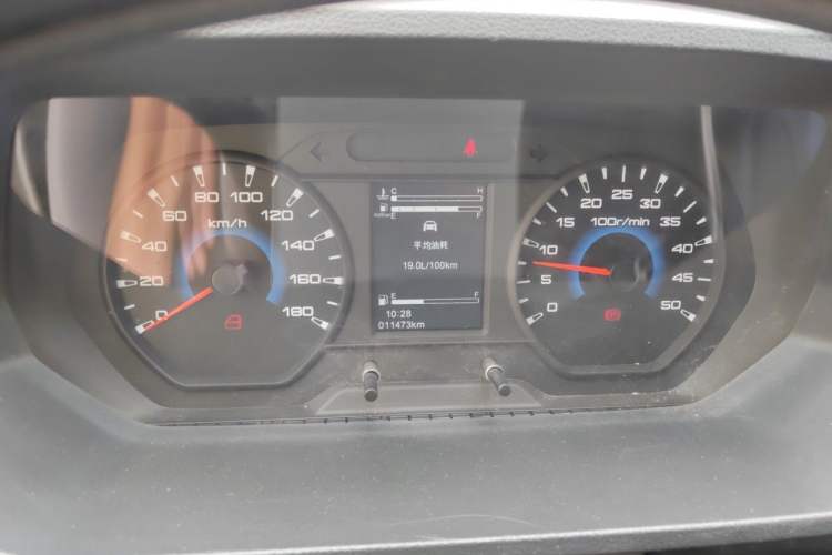 Used Iveco Daily 2023 2.5T V35 Van Short Wheelbase Mid-Roof Design Dual Tires Side-Swing Doors 2-3 Seater Instrument Cluster