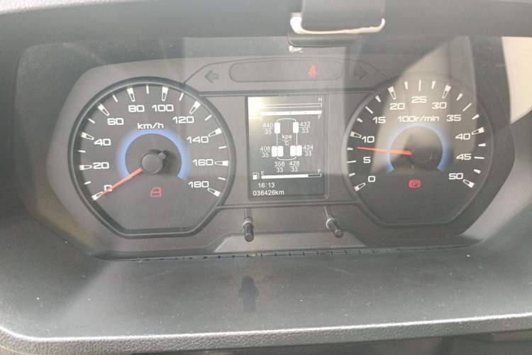 Used Iveco Daily 2023 2.5T A35M1 Short Wheelbase Mid-Height Dual-Tire Manual Door 5-9 Seater Instrument Cluster