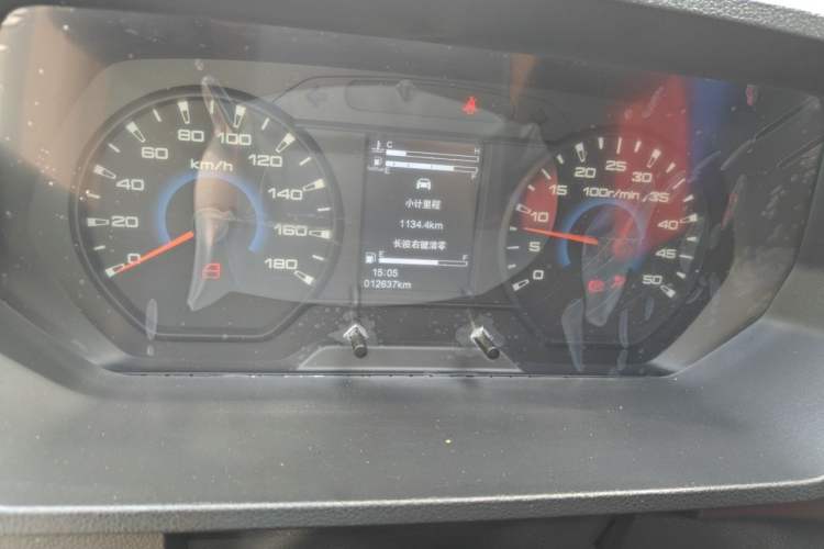 Used Iveco Daily 2023 2.5T A35M1 Short Wheelbase Mid-Height Single-Tire Side-Sliding Door 5–9 Seats Instrument Cluster