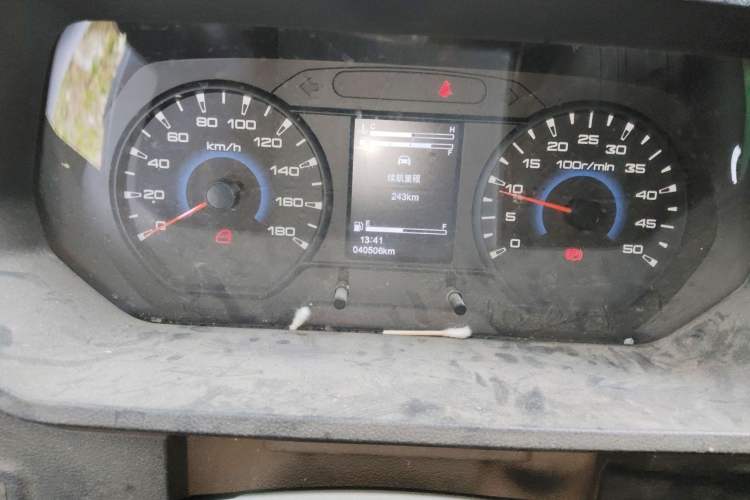 Used Iveco Daily 2023 2.5T V40 Van Long Wheelbase Mid-Roof Design Dual Tires Side-Swing Doors 2-3 Seater Instrument Cluster