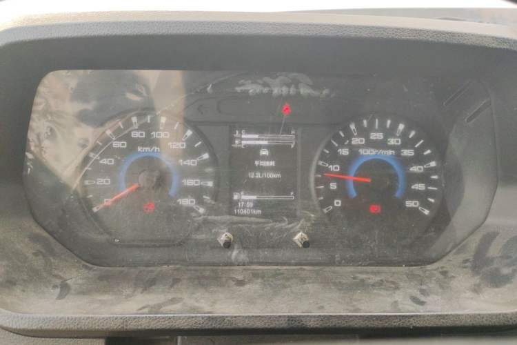 Used Iveco Daily 2023 2.8T V40 Van Long Wheelbase Mid-Roof Design Dual Tires Side-Swing Doors 2-3 Seater Instrument Cluster