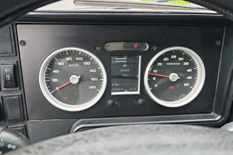 Used Iveco Daily 2023 2.5T V40 Van Long Wheelbase Mid-Roof Design Dual Tires Side-Swing Doors 2-3 Seater Instrument Cluster