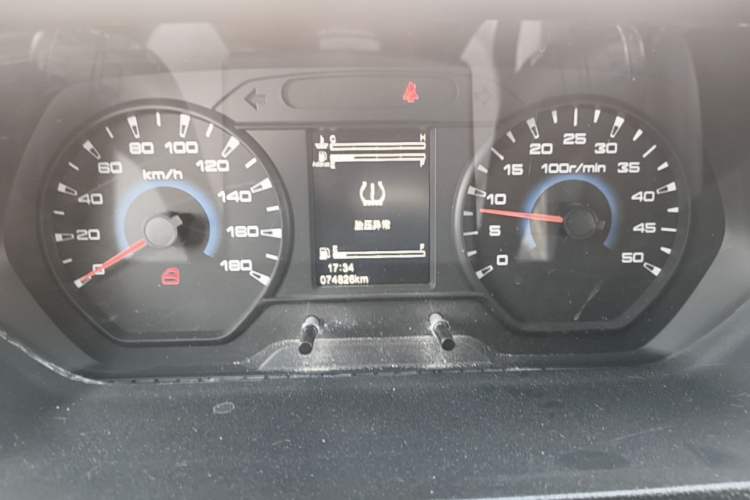 Used Iveco Daily 2023 2.5T V40 Van Long Wheelbase Mid-Roof Design Dual Tires Side-Swing Doors 2-3 Seater Instrument Cluster